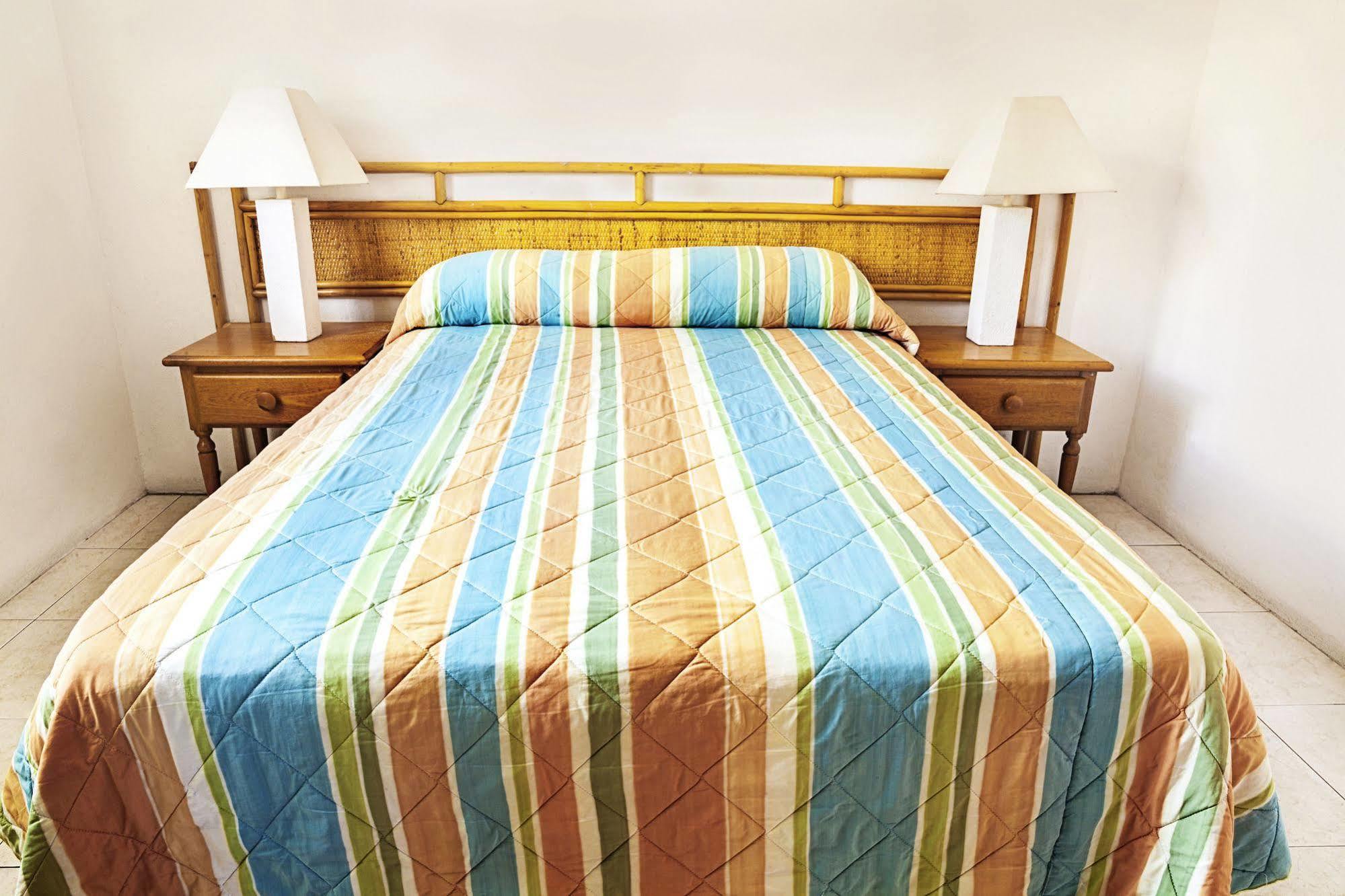 Adulo Apartments Bridgetown Bagian luar foto